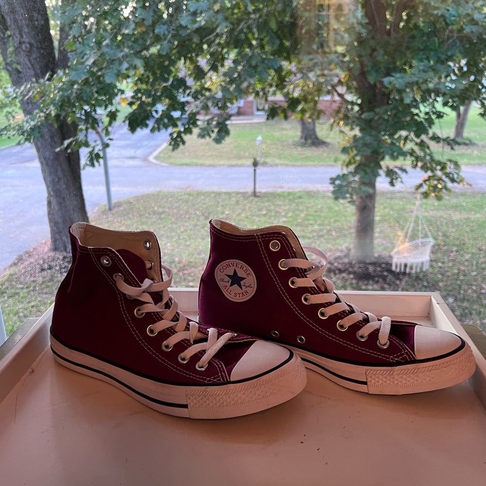 Converse maroon 7M 9W in great condition